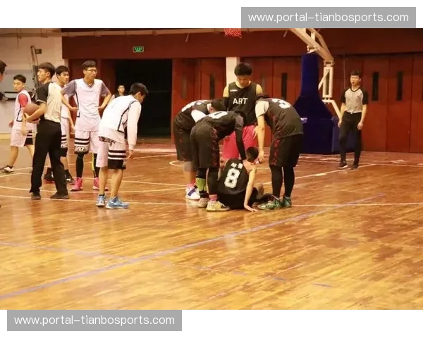 英乙对位：泥土、汗水与战术的魅力对话